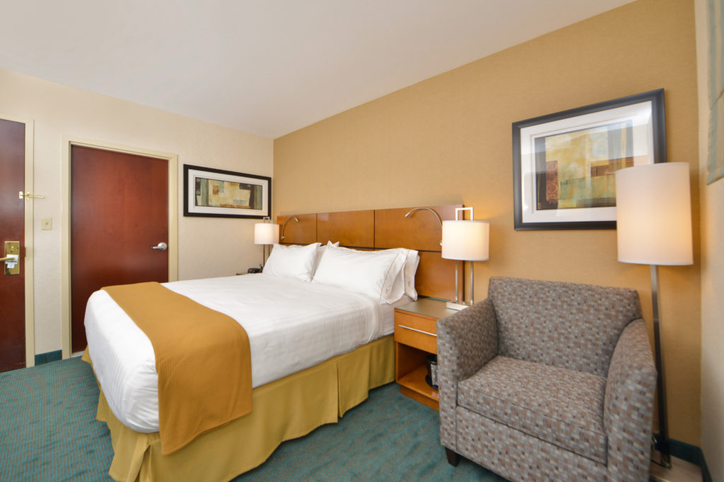 Holiday Inn Express New York JFK Airport Area guest room