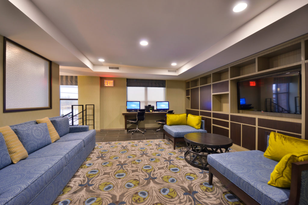 Holiday Inn New York JFK Airport Area business center and lobby seating