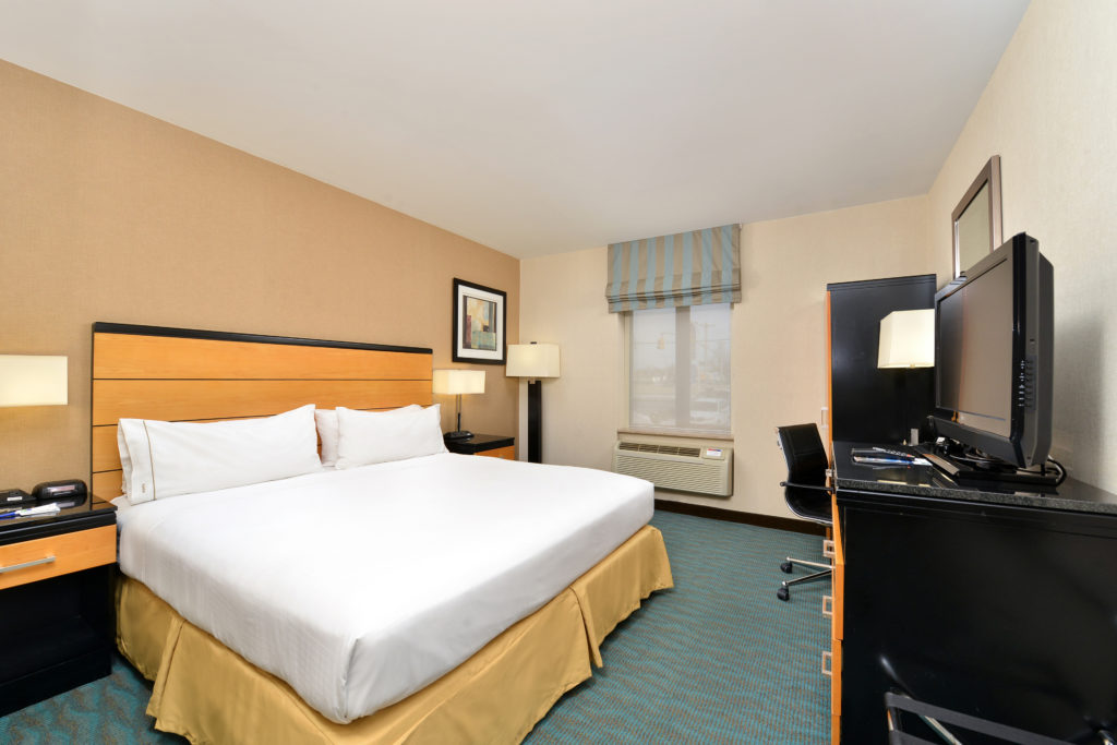 Holiday Inn Express New York JFK Airport Area guest room