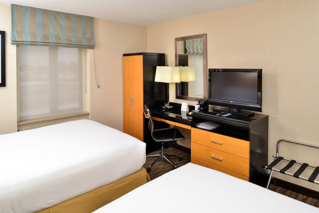 Holiday Inn Express New York JFK Airport Area guest room