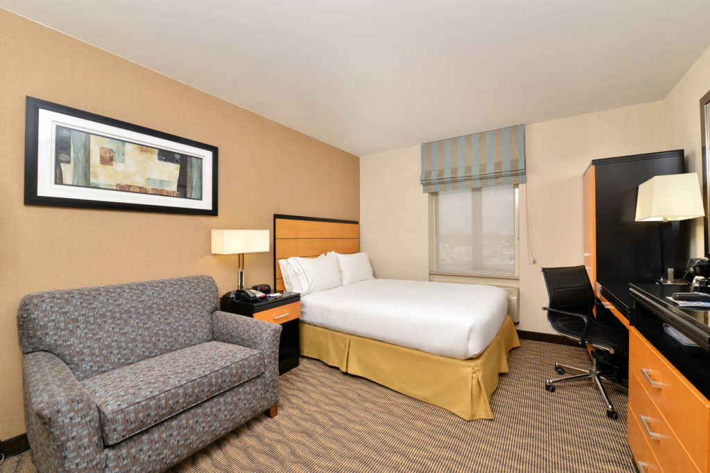 Holiday Inn Express New York JFK Airport Area guest room