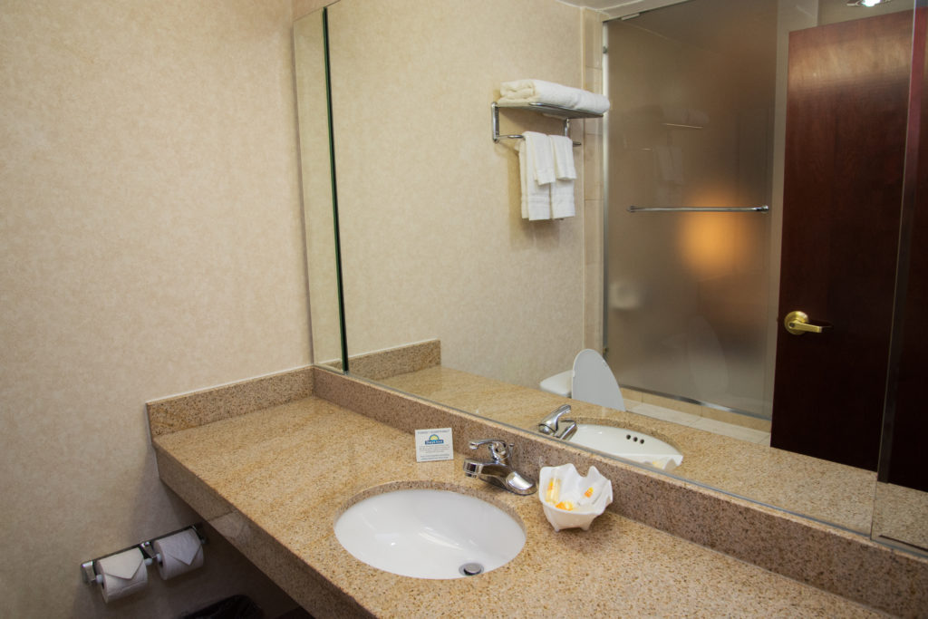 Days Inn by Wyndham Jamaica/JFK Airport bathroom