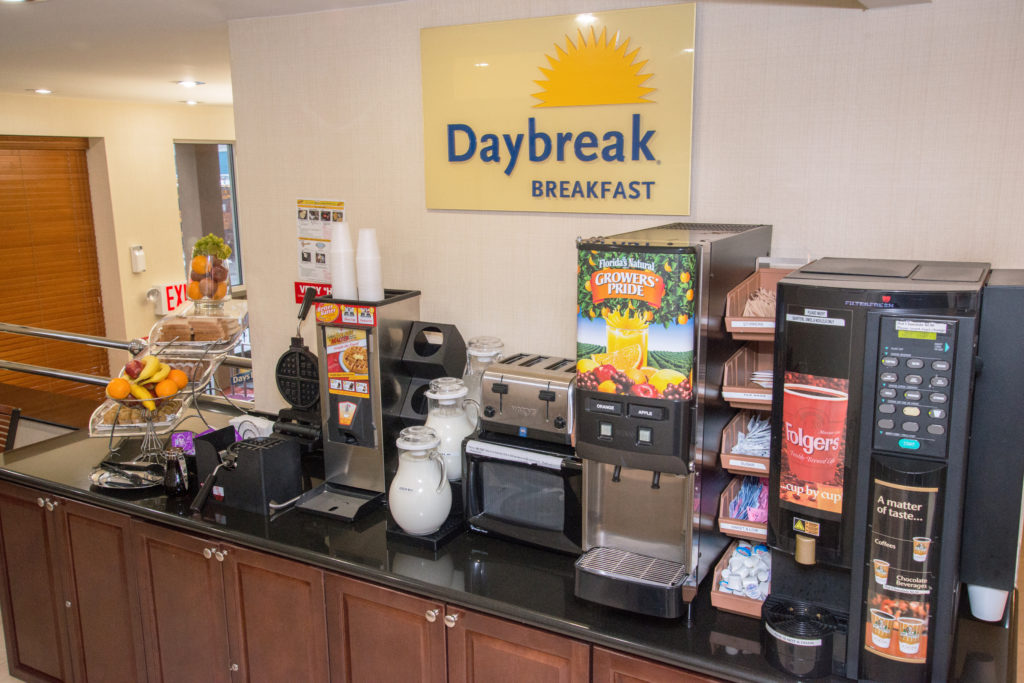 Days Inn by Wyndham Jamaica/JFK Airport Daybreak breakfast bar