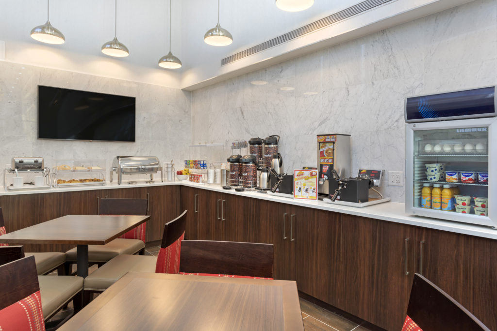 Comfort Inn Prospect Park-Brooklyn breakfast bar and seating