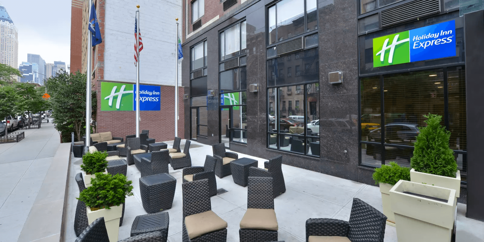 Holiday Inn Express Manhattan Midtown West outdoor courtyard