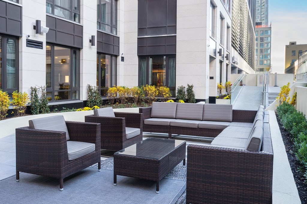 Fairfield Inn & Suites New York Manhattan/Central Park outdoor seating