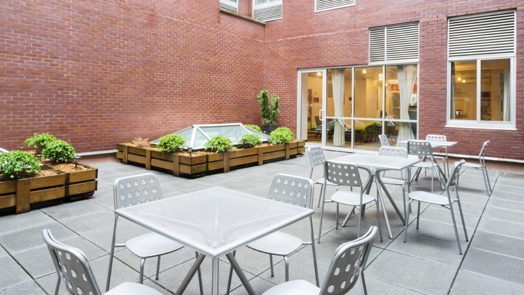 Holiday Inn NYC – Lower East Side courtyard