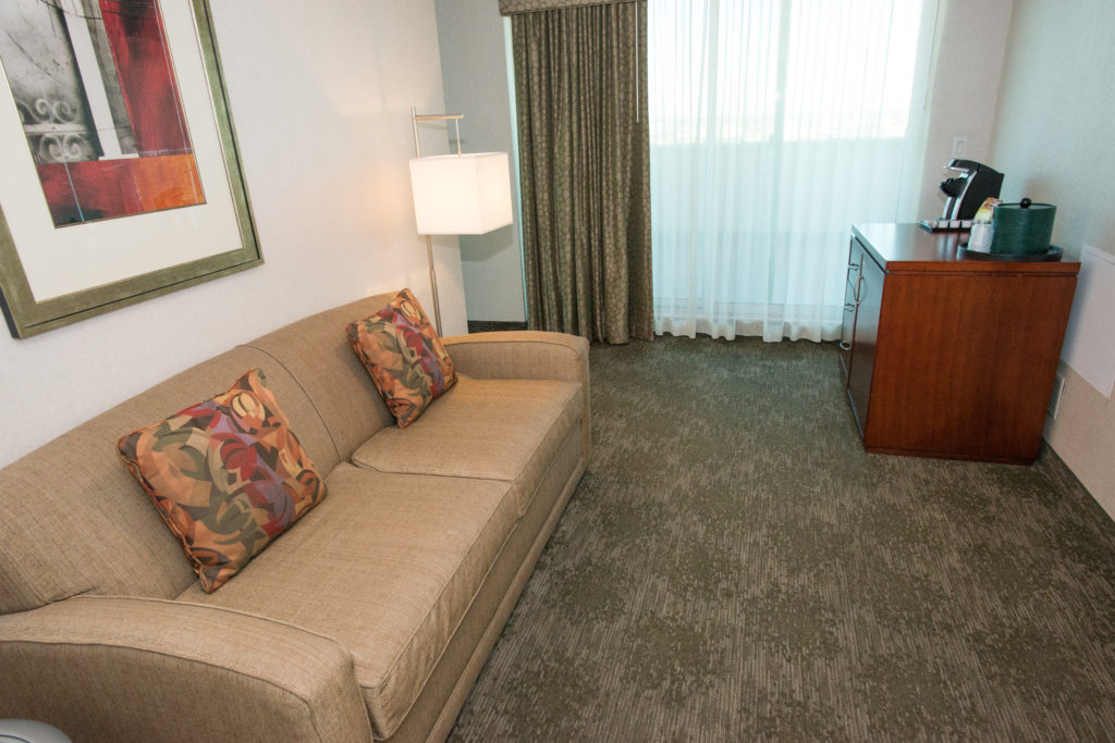 Holiday Inn L.I. City – Manhattan View guest room sofa